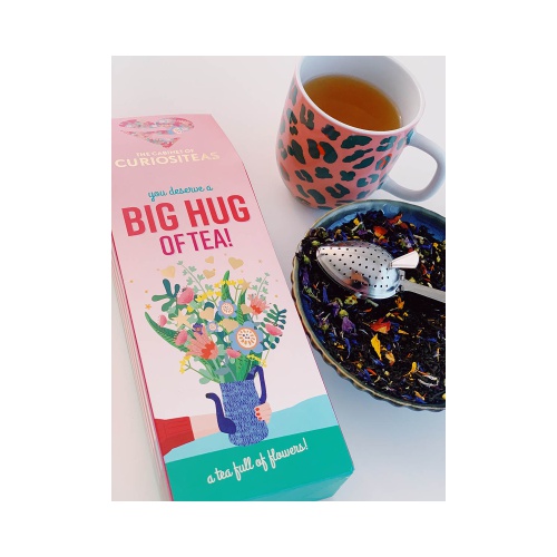 Wie kan er wel een ‘hug’ gebruiken? Geef dan deze fijne giftbox! In de box vind je onze speciale ‘Flower Blend’: een frisse thee vol kleurige en geurige bloemblaadjes. Daar word je toch vrolijk van! Een handige thee infuser zit erbij verpakt.