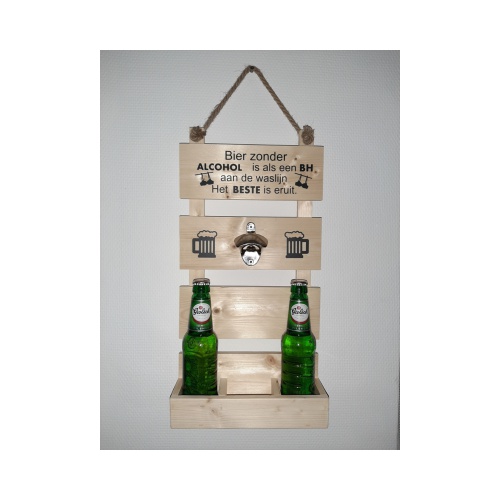 Pallet opener/ Met ophangtouw. Onderin kunnen flesjes bier worden geplaatst.
Met tekst; bier zonder alcohol is als een BH aan de waslijn, het beste is eruit,