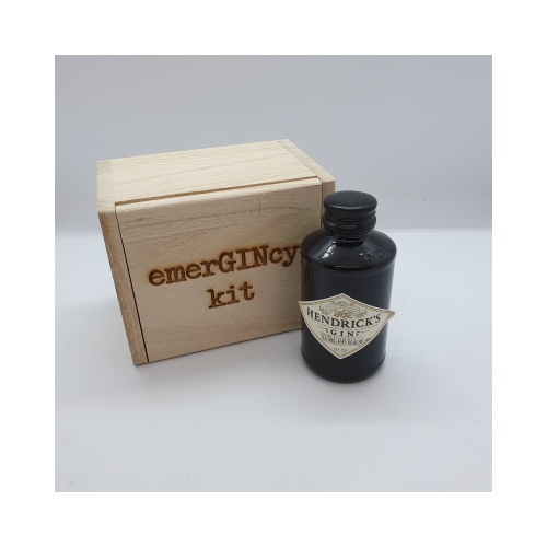 Prachtige houten box met opdruk GIN EmerGINcy!!
Inhoud, houtsnippers met klein flesje Gin.
