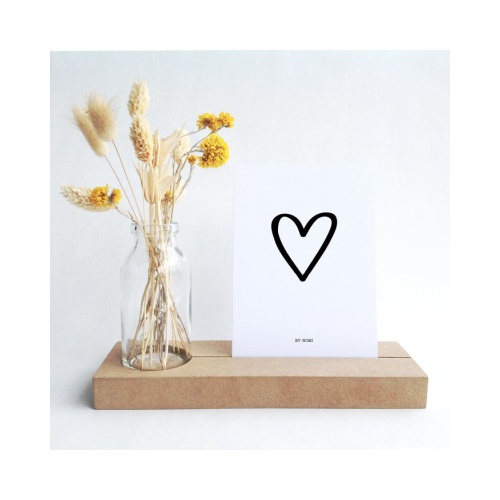 Deze Memory Shelf van By Romi biedt een bijzondere manier om je kaart met een persoonlijke tekst een mooi plekje te geven. Op deze kaart staat; wat je in je hart bewaart, raak je nooit meer kwijt. 
Droogbloemen zijn niet inbegrepen.