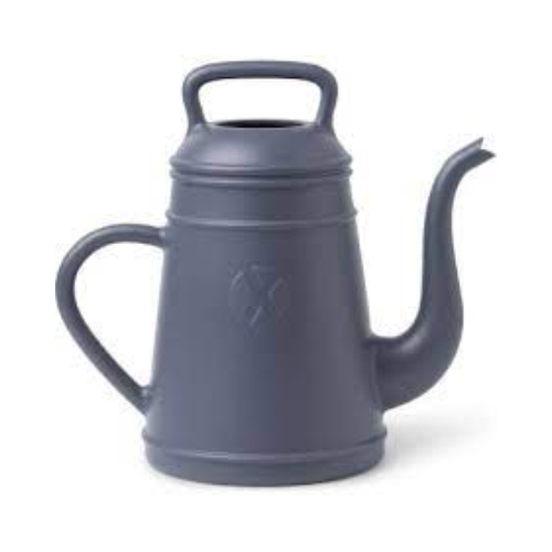 De Xala koffiepot gieter Lungo 8 liter is ontworpen door Davy Grosemans. Hij heeft de stijl en de standaard aspecten van een ouderwetse koffiepot getransformeerd tot een design gieter.