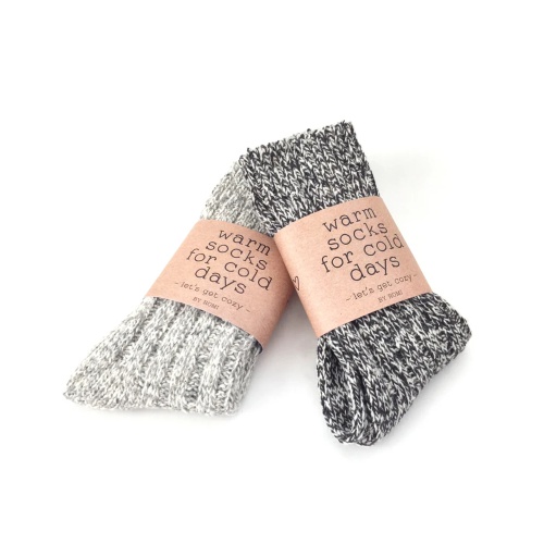 Deze heerlijke warme sokken van By Romi zijn gemaakt van Noorse wol. Heerlijk voor de koude avonden. De kleuren worden divers geleverd.

Maat 38-42