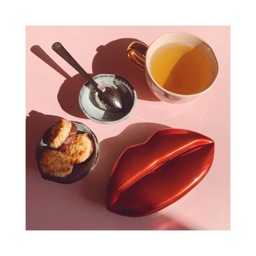 Bisous, Bisous! Wie verdient er een zoen? Dit heerlijke rode lippenblik bevat een liefdevolle mélange met goji bessen, papaya, appel en ananas en handige thee infuser.
