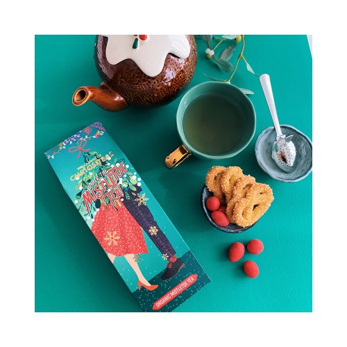 Giftbox met onze Mistletoe thee mélange én een handige thee infuser… met het bijgevoegde kaartje stuur jij jouw lieveling ‘Meet me under the mistletoe’…