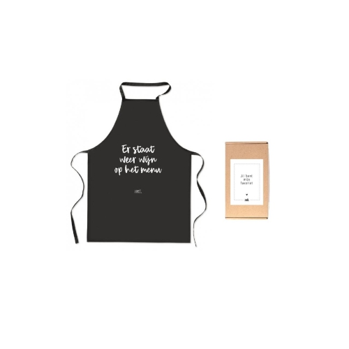 Mooi zwart katoenen keukenschort met tekst 'Er staat weer wijn op het menu' in witte letters. Dit schort wordt geleverd in een mooi doosje met de tekst Jij bent mijn favoriet.