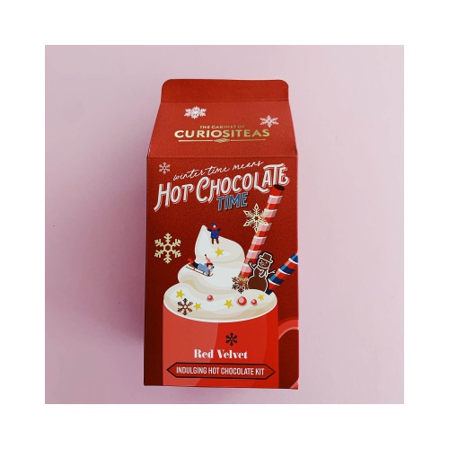 ChocoLattea! Red Velvet. Verwen jezelf met deze ‘hot white chocolates’ – in het pakje vind je onze mix, mini marshmellows en rietje…