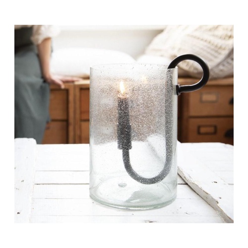 Deze kaarsenhouder bestaat uit een mooie glazen vaas en een metalen kaarsenhouder.

Hang de kaarsenhouder met een klein kaarsje in de vaas en geniet van een relaxmomentje.

Stoer en stijlvol genieten!