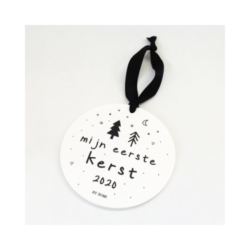 Een leuke hanger van By Romi met de tekst 'Mijn eerste kerst 2020'. Een leuke blijvende herinnering.

Inclusief zwart satijn ophanglintje.

Afmeting: 12 x 12 cm
