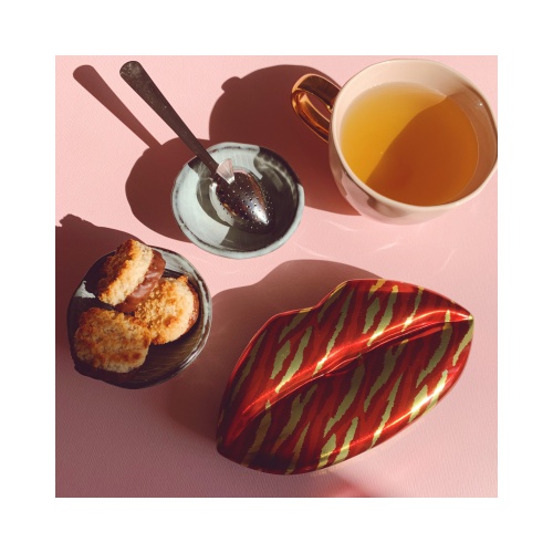Wie verdient er een kus? Het ‘Red Tiger’ lippenblik, bevat een orientaalse chai mélange: hartverwarmend met pit én een handige thee infuser zodat je direct kan genieten van deze thee. De bijgeleverde thee infuser kan anders zijn dan die je op de fot