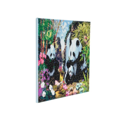 Crystal Art panda gezin in de jungle Panda’s zijn prachtige dieren. Ze leven in de jungle en eten de hele dag door bamboe. Met deze diamond painting maak je een schilderijtje van een pandagezinnetje.