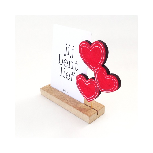 In dit lieve doosje van By Romi zit een mini Memory Shelf, een kaartje en prikker met hartjes. Op de achterzijde van het kaartje kan een lief berichtje geschreven worden.

Afmeting: 8 x 11,5 x 2,5 cm