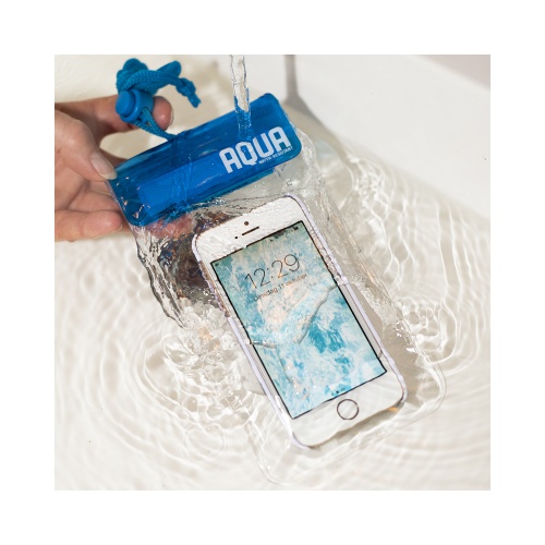 Durf jij het aan: foto’s maken met je telefoon in de buurt van het water? Nee, natuurlijk niet: je telefoon houdt er niet van om te zwemmen en voor je het weet glipt hij uit je hand. Maar met de Aqua water resistant telefoonzak van Balvi kan dat wel.