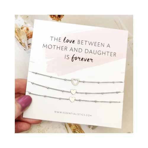 Een kaartje met de tekst "De liefde tussen moeder en dochter is voor altijd". Deze kaart is voor armbanden en er passen maximaal 4 armbanden op één kaart. We hebben lijnen op de kaartjes gezet zodat je weet waar de armbanden moeten komen.